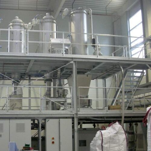 Daxner Extrusionsanlage für die Herstellung von Folien mit Verarbeitung von Recyclingmaterial und Beimengung von Füllstoffteilen (Kreide) New extrusion system for polymer production with raw materials such as Calciumcarbonat and Talkum including the processing of recycled materials.