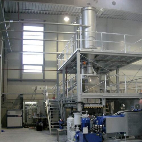 Daxner Extrusionsanlage für die Herstellung von Folien mit Verarbeitung von Recyclingmaterial und Beimengung von Füllstoffteilen (Kreide) New extrusion system for polymer production with raw materials such as Calciumcarbonat and Talkum including the processing of recycled materials.
