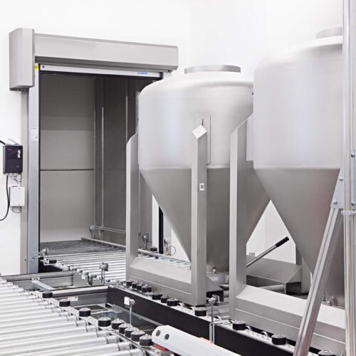 Daxner Fahrerloses Transportsystem FTS Containerhandling... und mittels Containerheber auf die Ebene oberhalb der Mischanlagen gefördert