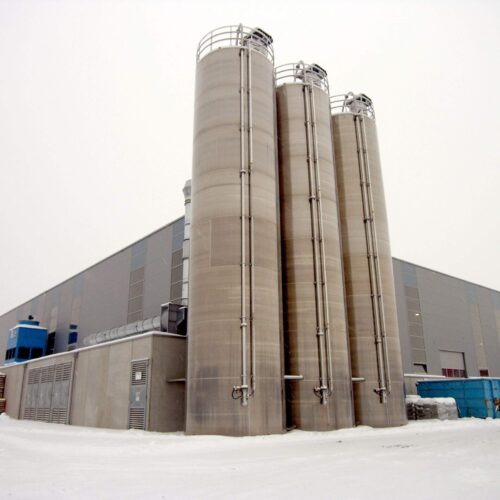 Daxner Extrusionsanlage für die Herstellung von Folien mit Verarbeitung von Recyclingmaterial und Beimengung von Füllstoffteilen (Kreide) New extrusion system for polymer production with raw materials such as Calciumcarbonat and Talkum including the processing of recycled materials.