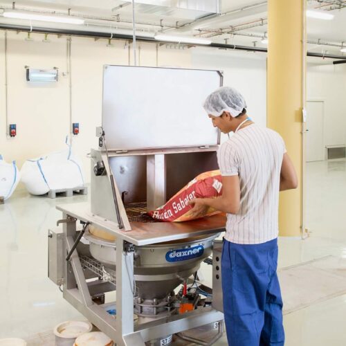 Daxner Rohstoffbefuellung ueber fahrbare Sackaufschuettung VIB & PRESS