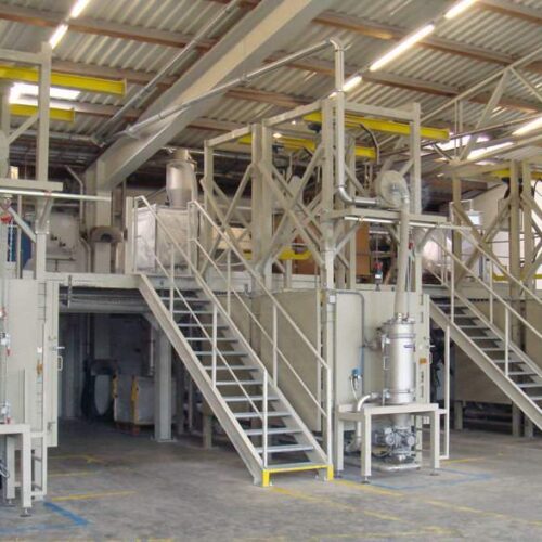 Daxner Neue Extrusionsanlage für die Herstellung von Folien mit Verarbeitung von Recyclingmaterial und Beimengung von Füllstoffteilen (Kreide). New extrusion system for polymer production with raw materials such as Calciumcarbonat and Talkum including the processing of recycled materials.