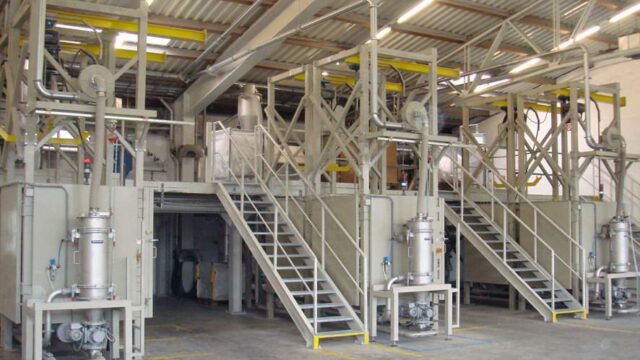 Daxner Neue Extrusionsanlage für die Herstellung von Folien mit Verarbeitung von Recyclingmaterial und Beimengung von Füllstoffteilen (Kreide). New extrusion system for polymer production with raw materials such as Calciumcarbonat and Talkum including the processing of recycled materials.