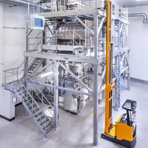 Daxner Both complete bags and pre-commissioned small and medium components are positioned onto the operating platform by a forklift truck
