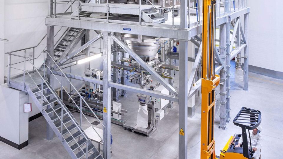 Daxner Die in den zugehoerigen Allergenraeumen vordosierten Klein- und Mittelkomponenten und die Ganzgebinde werden mithilfe eines Gabelstaplers auf der Bedienbuehne abgestellt