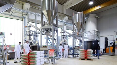 Daxner Container-Entleerstation mit Dosierschnecke, Allmetalldetektion und Abpacklinie, Duesenfilter für die Zentralaspiration