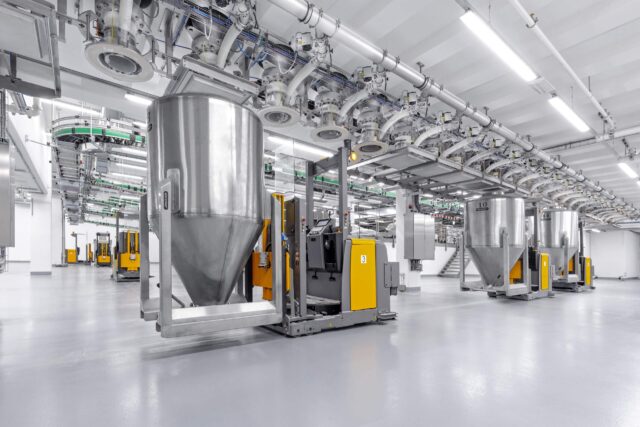 Vollautomatisches Absammelsystem mittels Daxner Container Systems DCS in Verbindung mit Fahrerlosem Transportsystem FTS Container Fully automated collection system with Daxner Container Systems DCS in connection with the Automated Guided Vehicle system AGV