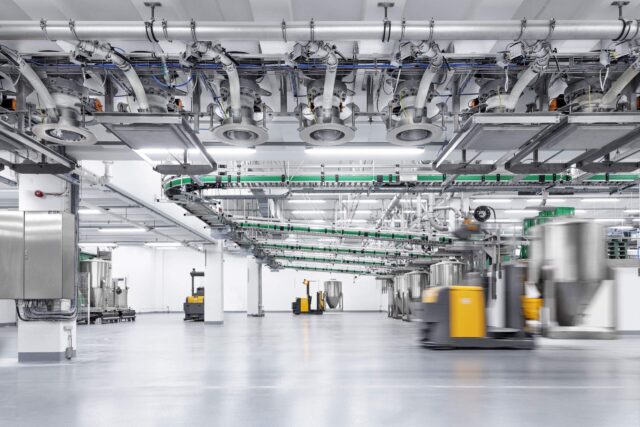 Vollautomatisches Absammelsystem mittels Daxner Container Systems DCS in Verbindung mit Fahrerlosem Transportsystem FTS Container Fully automated collection system with Daxner Container Systems DCS in connection with the Automated Guided Vehicle system AGV