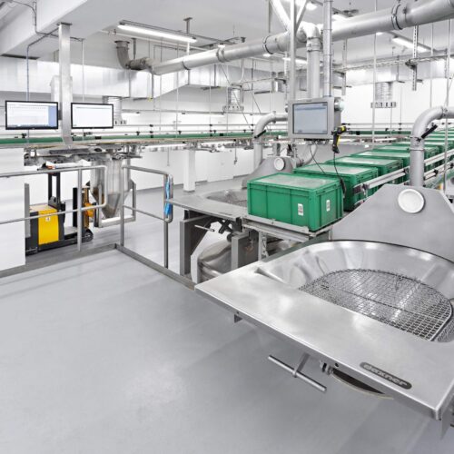 Daxner Nach dem Einsammeln der automatisch dosierten Komponenten wird der Container unter Handaufgabestationen positioniert. Hier werden alle Kleinkomponenten als Ganzgebinde und/oder Teilmengen aus After collecting the automatically dosed components, the container is positioned under the manual loading station. This is where all small components get loaded in complete bags and/or as a subset from the automated storage and retrieval system.