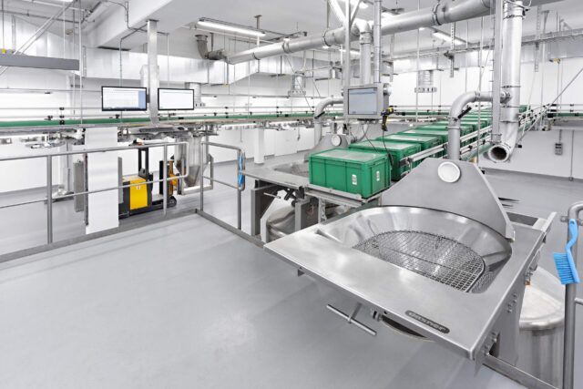 Daxner Nach dem Einsammeln der automatisch dosierten Komponenten wird der Container unter Handaufgabestationen positioniert. Hier werden alle Kleinkomponenten als Ganzgebinde und/oder Teilmengen aus After collecting the automatically dosed components, the container is positioned under the manual loading station. This is where all small components get loaded in complete bags and/or as a subset from the automated storage and retrieval system.