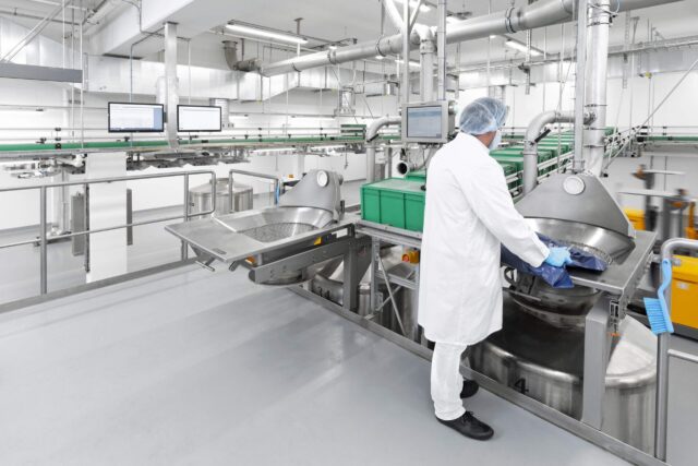 Daxner automatisch dosierten Komponenten wird der Container unter Handaufgabestationen positioniert. Hier werden alle Kleinkomponenten als Ganzgebinde und/oder Teilmengen aus dem KKL aufgegeben.