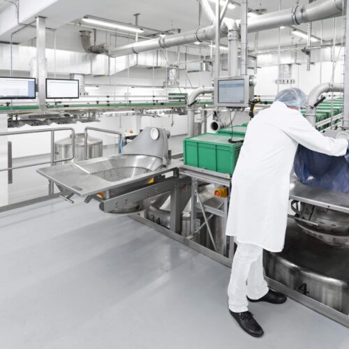 Daxner Nach dem Einsammeln der automatisch dosierten Komponenten wird der Container unter Handaufgabestationen positioniert. Hier werden alle Kleinkomponenten als Ganzgebinde und/oder Teilmengen aus After collecting the automatically dosed components, the container is positioned under the manual loading station. This is where all small components get loaded in complete bags and/or as a subset from the automated storage and retrieval system.