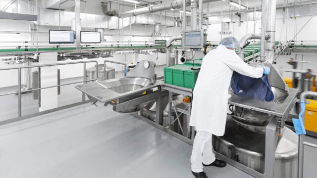 Daxner Nach dem Einsammeln der automatisch dosierten Komponenten wird der Container unter Handaufgabestationen positioniert. Hier werden alle Kleinkomponenten als Ganzgebinde und/oder Teilmengen aus After collecting the automatically dosed components, the container is positioned under the manual loading station. This is where all small components get loaded in complete bags and/or as a subset from the automated storage and retrieval system.