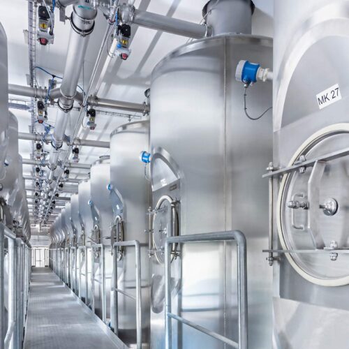 Daxner Die Mittelkomponenten werden in Tagesbehältern gelagert und über mobile Big-Bag Sackaufgabestationen befüllt.