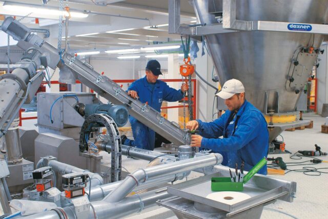 Daxner Montage Team Monteur Installation mechanic after sales