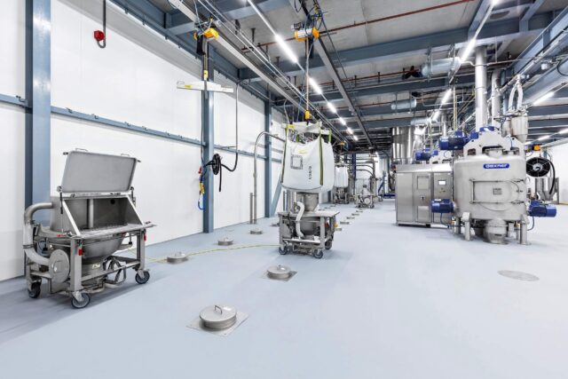 Daxner Kontaminationsfreie Befüllung der Tagessilos mit Big-Bags. Rechts im Bild ein Vertikalmischer im Hygienic Design.