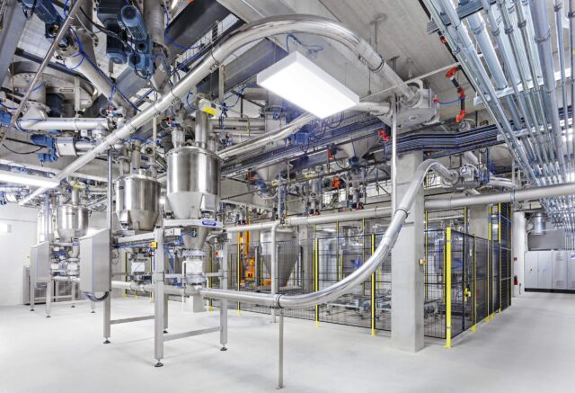 Daxner Flexibles, automatisiertes Misch- und Dosiersystem für die Herstellung verschiedenster fertiger Backmittelmischungen aus einer Vielzahl von Einzelkomponenten Flexible, automated blending and dosing system for the production of various ready-made bakery ingredient mixes