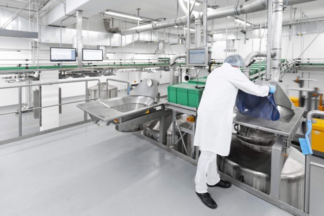 Daxner Nach dem Einsammeln der automatisch dosierten Komponenten wird der Container unter Handaufgabestationen positioniert. Hier werden alle Kleinkomponenten als Ganzgebinde und/oder Teilmengen aus After collecting the automatically dosed components, the container is positioned under the manual loading station. This is where all small components get loaded in complete bags and/or as a subset from the automated storage and retrieval system.