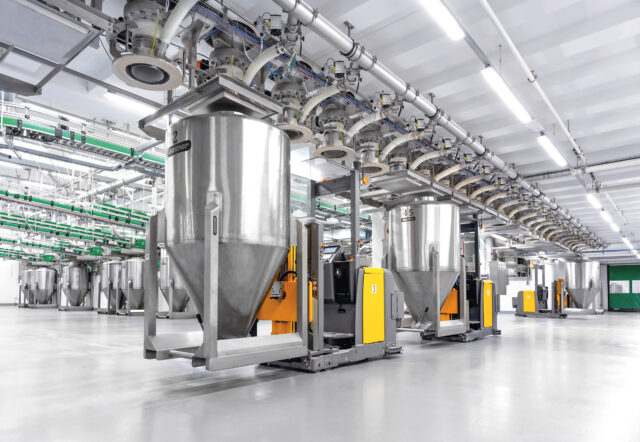 Daxner Vollautomatisches Absammelsystem mittels Daxner Container Systems DCS in Verbindung mit Fahrerlosem Transportsystem FTS Container Fully automated collection system with Daxner Container Systems DCS in connection with the Automated Guided Vehicle system AGV