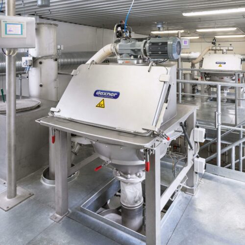 Daxner Sackaufgabestation VIB & PRESS zur Aufgabe und schonenden Kontrollsiebung von pulverförmigen Produkten Product intake station VIB & PRESS for loading and screening of powders, especially for difficult products which tend to clump.