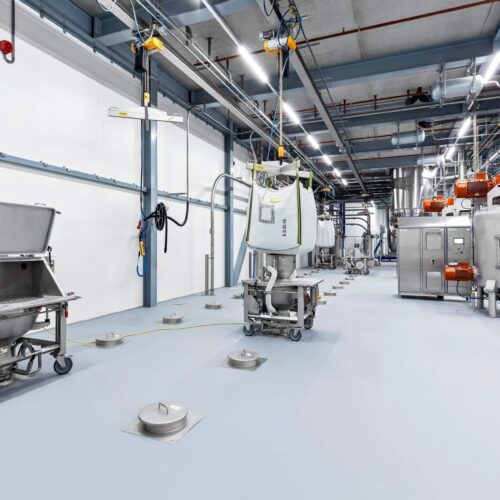 Daxner Contamination free filling of the day bins with big bags. On the right: vertical mixer in hygienic design.