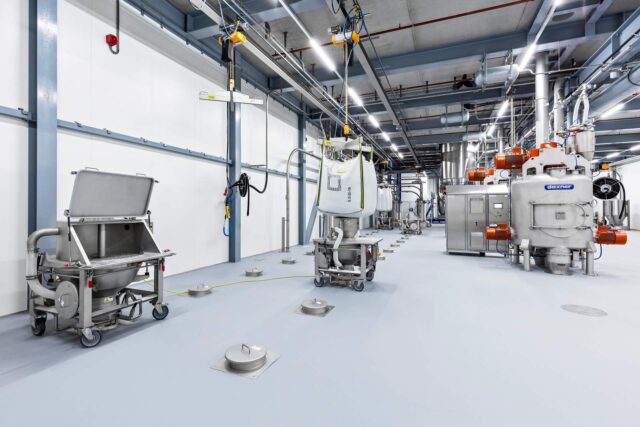 Daxner Kontaminationsfreie Befüllung der Tagessilos mit Big Bags. Rechts im Bild ein Vertikalmischer im Hygienic Design Gewuerzmittel Fully automated mixing and packaging line for spice blends