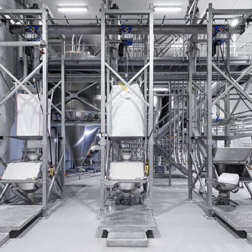 Big-Bag Entleerstation mit integrierter Sackaufgabe zum Befüllen von Tagessilos inkl. Siebung und Metallcheck.