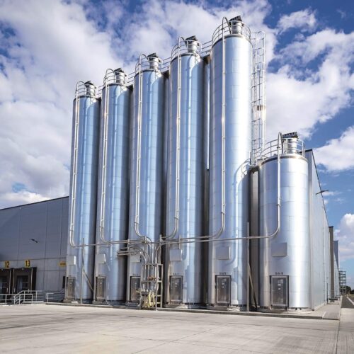 Die Außenlagersilos werden pneumatisch durch Silofahrzeuge befüllt.