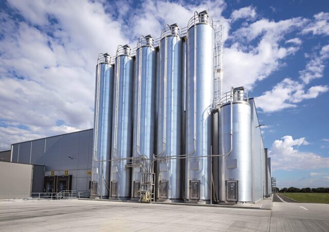 Die Außenlagersilos werden pneumatisch durch Silofahrzeuge befüllt.