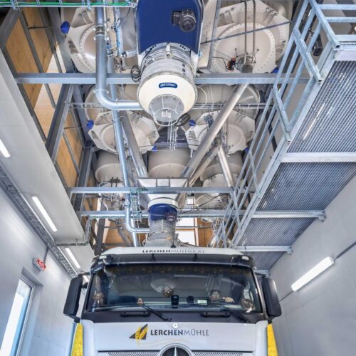 Staubfreie LKW-Verladung in der geschützten Verladehalle truck filling