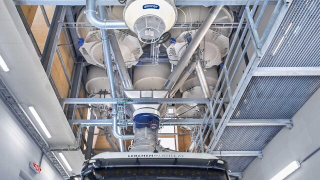 Staubfreie LKW-Verladung in der geschützten Verladehalle truck filling